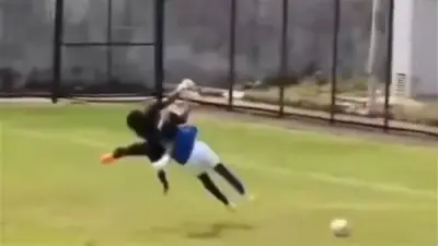 مصرع لاعب في غانا إثر ركلة متعمدة من حارس المرمى في الرقبة