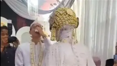 عريس ينهار من البكاء ويسقط مغشياً عليه عند رؤية عروسه لأول مرة في إندونيسيا