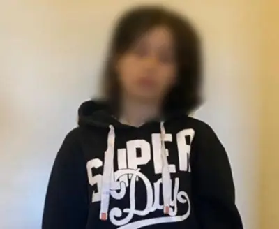 سيارة حشيش على رصيف قرية سياحية.. سقوط فتاة أجنبية في قبضة الأمن بمطروح