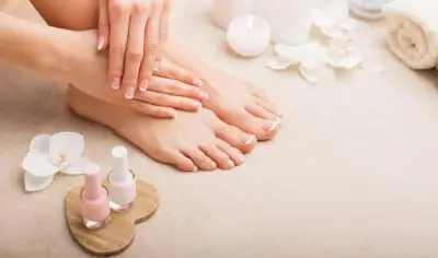 خطوات منزلية للعناية بالقدمين بعيدًا عن مراكز التجميل