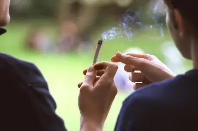 كيف تتعامل مع صديق السوء: فيديو يوضح الطرق الفعالة