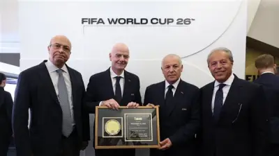 إنفانتينو يهدي أبو ريدة تذكار كأس العالم باسم الرئيس السيسي