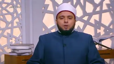 هل تجوز الصلاة بالمصحف أو الموبايل؟ أمين الفتوى يجيب
