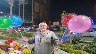 بالألوان والأضواء.. منصور يصمم بالونة السعادة: بعيش طفولتي