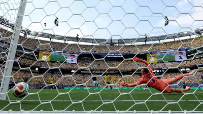 أزمة أرضية ملعب ميتلايف تهدد بنقل نهائي مونديال 2026