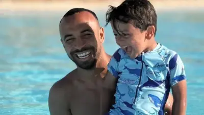 محمد مجدي أفشة يخطف الأنظار بصورة جديدة مع نجله على البحر