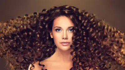 أفضل الطرق الطبيعية للتعامل مع الشعر المجعد في الرطوبة العالية