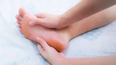 تنميل القدمين ليلًا.. علامة تحذيرية لأمراض خفية لا تتجاهلها