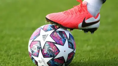 أخصائية تغذية تتهم لاعب كرة قدم شهير بالاستيلاء على ذهب وعقد عرفي