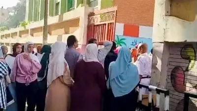 أولياء أمور طلاب الثانوية العامة بالغربية ينتظرون أبناءهم بقلق