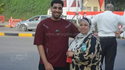 أولياء أمور يلتقطون صورًا تذكارية مع أبنائهم قبل امتحانات الثانوية العامة 2026