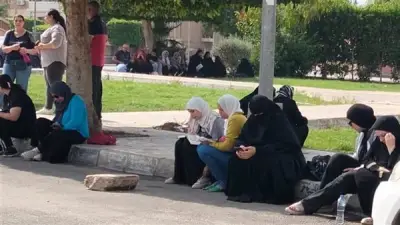 أولياء الأمور ينتظرون أبناءهم أمام لجان الثانوية العامة بالإسماعيلية بالدعاء والقرآن
