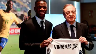 بيريز يرفض ابتزاز فينيسيوس ويحدد 3 بدائل نارية في ريال مدريد