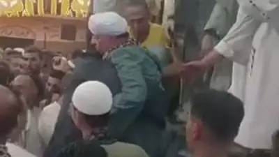 فيديو إنزال الشيخ ياسين التهامي من المسرح بعد وعكة صحية في سوهاج