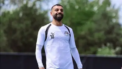 لحظة مؤثرة.. طفلة تبكي وتحتضن محمد صلاح واللاعب يسألها: بتعيطي ليه طيب؟