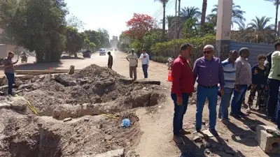 رئيس مدينة طوخ يتابع مشروع الصرف الصحي على طريق شبين القناطر