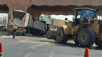 اصطدام سيارة نقل بكوبري الرماية الجديد في الهرم وإزالة آثار الحادث