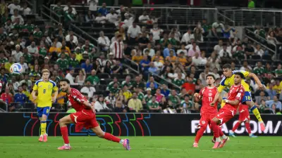 حكم مباراة تونس واليابان يرتدي قميصًا خاصًا بمناسبة المباراة رقم 1000 في تاريخ كأس العالم