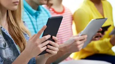الإمارات تحدد سن استخدام وسائل التواصل الاجتماعي بـ 15 عاماً لحماية الأطفال
