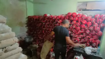 ضبط منشأة غير مرخصة لتعبئة طفايات حريق بمواد مجهولة في إمبابة