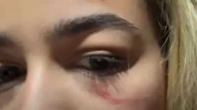 فيديو متداول يوثق اعتداء سيدة على أخرى داخل سيارة بسبب خلاف على الأجرة