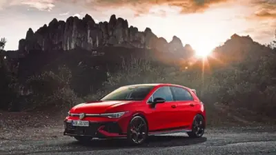 فولكس فاجن جولف GTI إيديشن 50: احتفال بخمسين عاماً من الأداء الرياضي