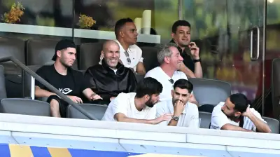 هل تجاوز زيدان الخط الفاصل مع منتخب الجزائر؟ حقيقة دخوله غرفة الملابس