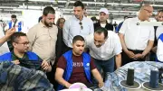 مدبولي يطمئن على عمال مصنع ملابس بالإسكندرية: رواتب تصل لـ11 ألف جنيه
