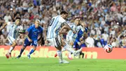 ميسي يعود ويقود الأرجنتين لفوز كبير على أيسلندا 3-0 ودياً