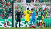 مدافع جنوب أفريقيا يتلقى أول بطاقة حمراء في افتتاح كأس العالم منذ 32 عامًا