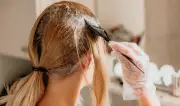 كيف تختارين صبغة الشعر الأنسب لملامحك؟ 5 نصائح من ذهب