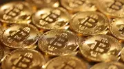 بيتكوين تهبط إلى 61 ألف دولار متأثرة بتصاعد التوترات بين أمريكا وإيران