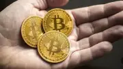 بيتكوين تهوي لأدنى مستوى منذ بداية الحرب على إيران دون 62 ألف دولار