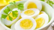 سعر البيض 70 جنيهاً.. هل يضر مرضى السكر والقولون؟