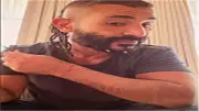 أحمد سعد يقص شعره أمام الجمهور ويعلن التوبة عن الإطلالات الغريبة