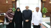 شيخ الأزهر يتكفل بعلاج طالب تايلاندي ويستقبل أسرته في مصر