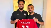 صلاح يهدي تيشيرت ليفربول لزيكو في معسكر منتخب مصر