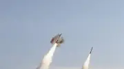 الكويت.. الدفاعات الجوية تعترض صواريخ ومسيرات معادية وصفارات الإنذار تدوي