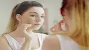 خطوات سهلة للعناية ببشرتك ليلاً في الأيام الحارة