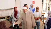 رئيس جامعة الأزهر يوزع الشيكولاتة على الطلاب في لجان الامتحانات