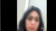 مذيعة تتهم زوجها بالاعتداء عليها ووالدتها والتهديد بالإيذاء
