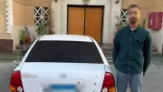 ضبط قائد سيارة بالسويس لوضعه ملصقات خادشة للحياء على زجاج مركبته
