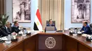 رئيس الوزراء يبحث مع وزير المالية ومحافظ المركزي تعزيز المخزون الاستراتيجي