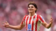 برشلونة يقترب من خطف جوليان ألفاريز بعد اتفاق شخصي مع اللاعب