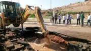 محافظ أسوان يشرف على إصلاح كسر بخط طرد الصرف الصحي بالكرور