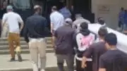 وصول جثمان سهام جلال لمسجد حسن الشربتلي لتأدية صلاة الجنازة
