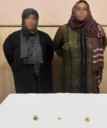 خدعة سقوط سيدة وابنتها لسرقة مشغولات ذهبية بأسلوب المغافلة