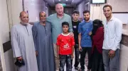 الخطيب يزور مشجع الأهلي المصاب للمرة الثانية ويطمئن على صحته