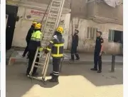 الحماية المدنية بالقاهرة تتعامل مع بلاغ عن قطة محتجزة في شرفة عقار