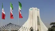 إيران تحمل الكويت والبحرين مسؤولية الهجمات الأمريكية على ناقلة نفط وبرج اتصالات